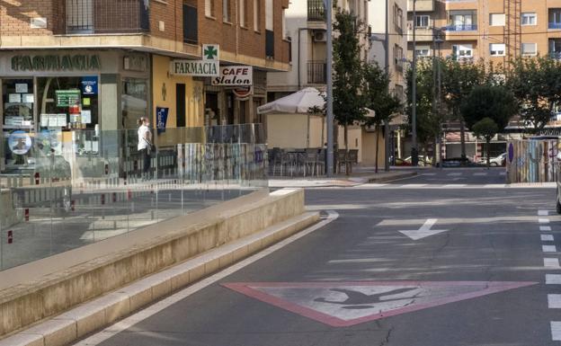 Imagen principal - Zona del tiroteo, el acusado y un coche patrulla haciendo ronda la mañana después del crimen. 