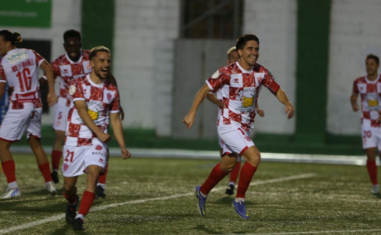 Cristóbal, a la derecha, corre para celebrar el segundo tanto del Guijuelo al Dépor. 