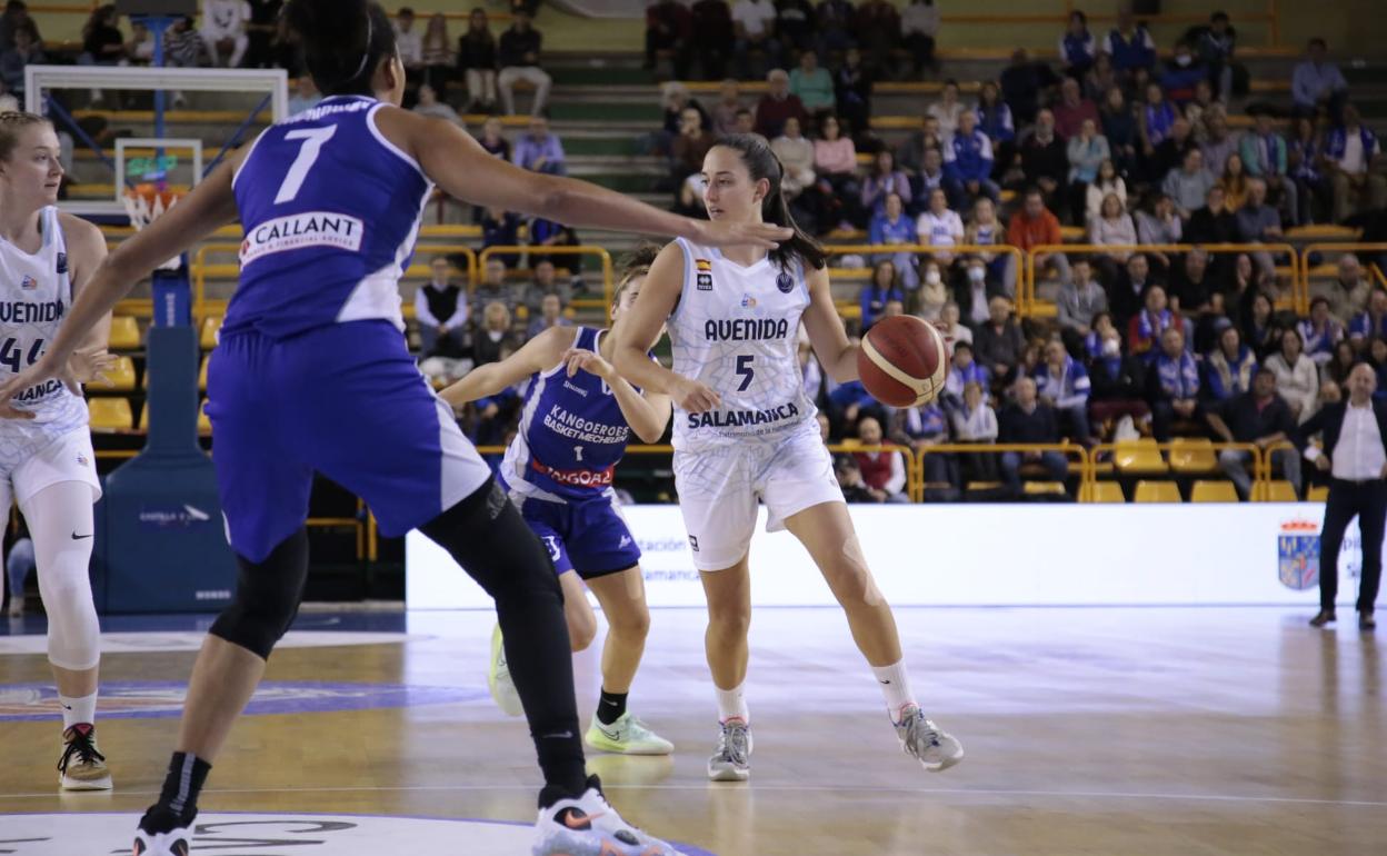 Maite Cazorla, líder ofensiva del CB Avenida, bota el balón durante el partido. 