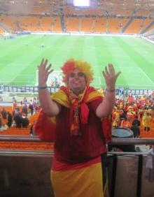 Imagen secundaria 2 - Arriba, en Kiev durante una Eurocopa; abajo a la izquierda con la peña de la Marea Roja; y a la derecha, en Sudáfrica tras ganar España el Mundial de 2010. 