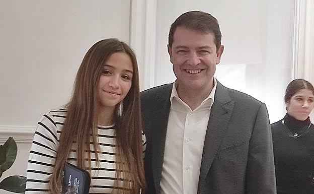 Lucía Vizuete Fernández, representante de Carbajosa en el Foro de Participación de la Infancia y la Adolescencia de Castilla y León, con Fernández Mañueco. 
