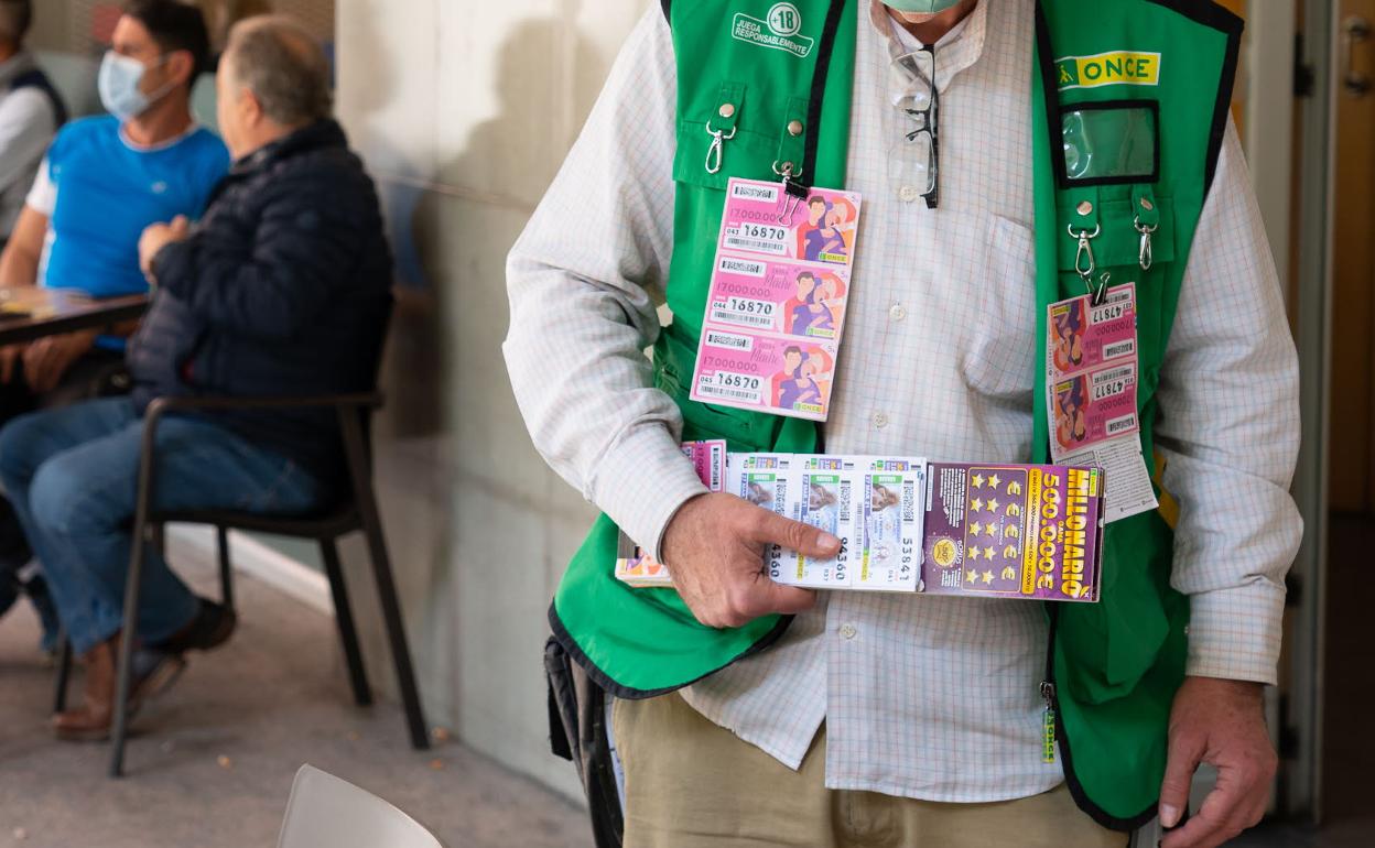 Imagen de archivo de un trabajador de la ONCE. 