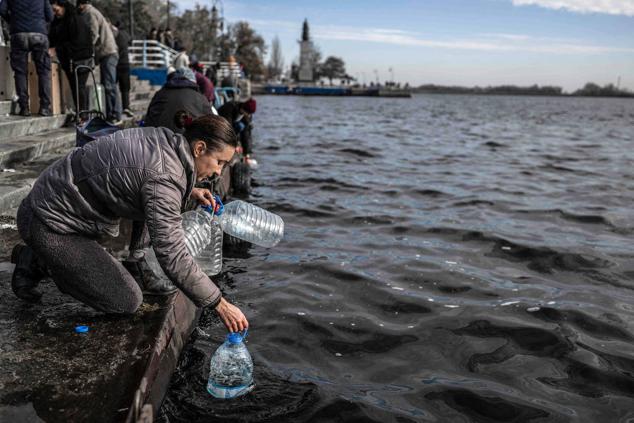 Una mujer coge agua del río Dnipro para usarla en la limpieza, en Kherson, el 14 de noviembre de 2022.