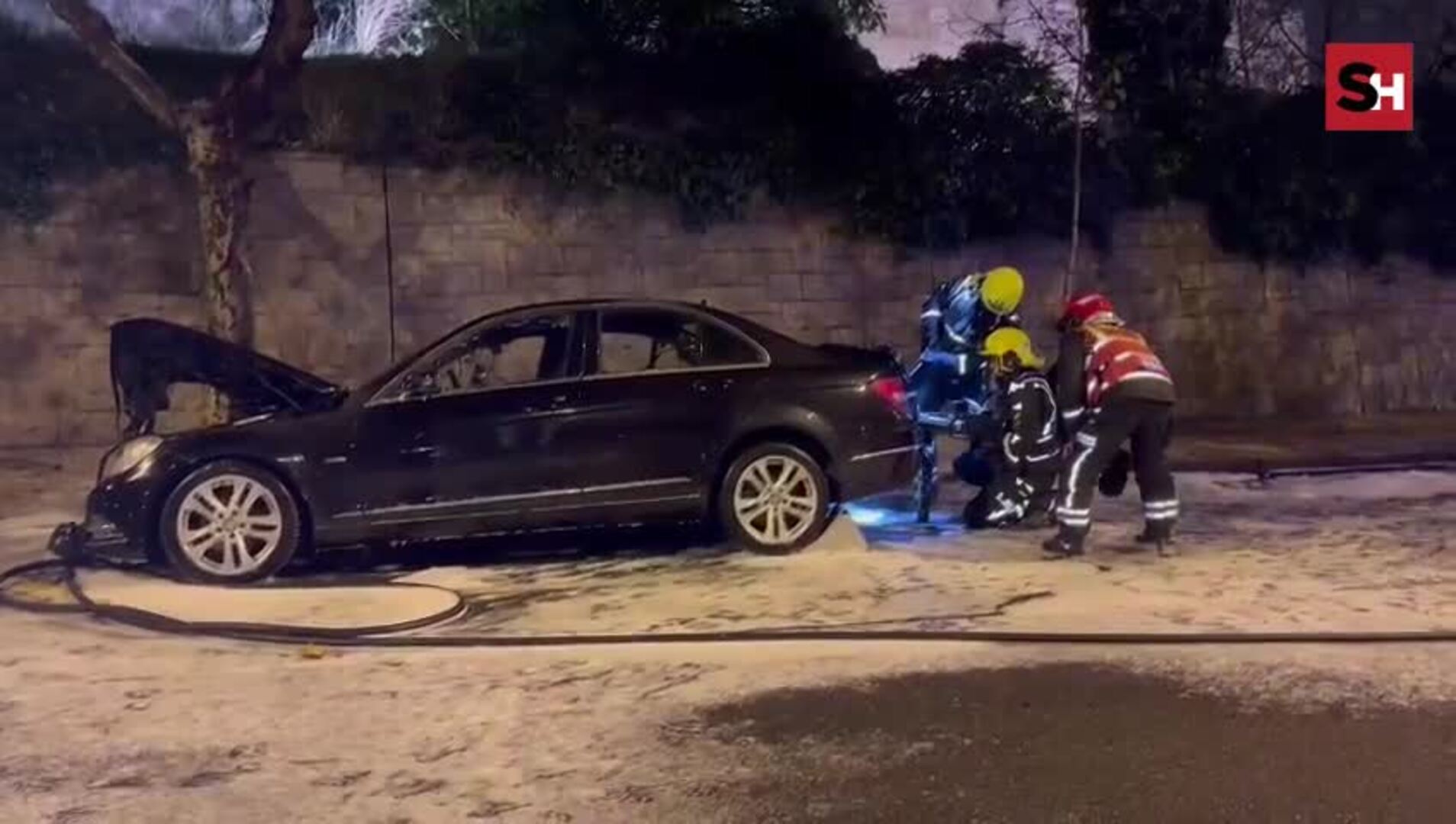 Un coche echa a arder en el Paseo del Desengaño