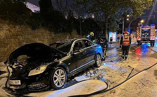 El coche siniestrado, en el Paseo del Desengaño tras la intervención de los bomberos