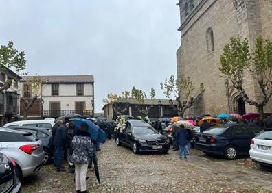 Imagen secundaria 1 - Asistentes y coches fúnebres en el funeral. 