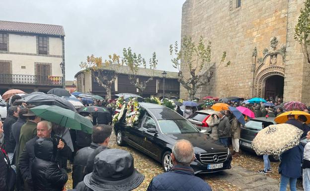 Imagen principal - Asistentes y coches fúnebres en el funeral. 