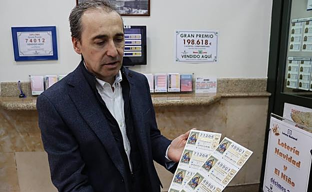 Imagen principal - El lotero de plaza del Liceo, Antonio, muestra los décimos de la Universidad de Salamanca. 