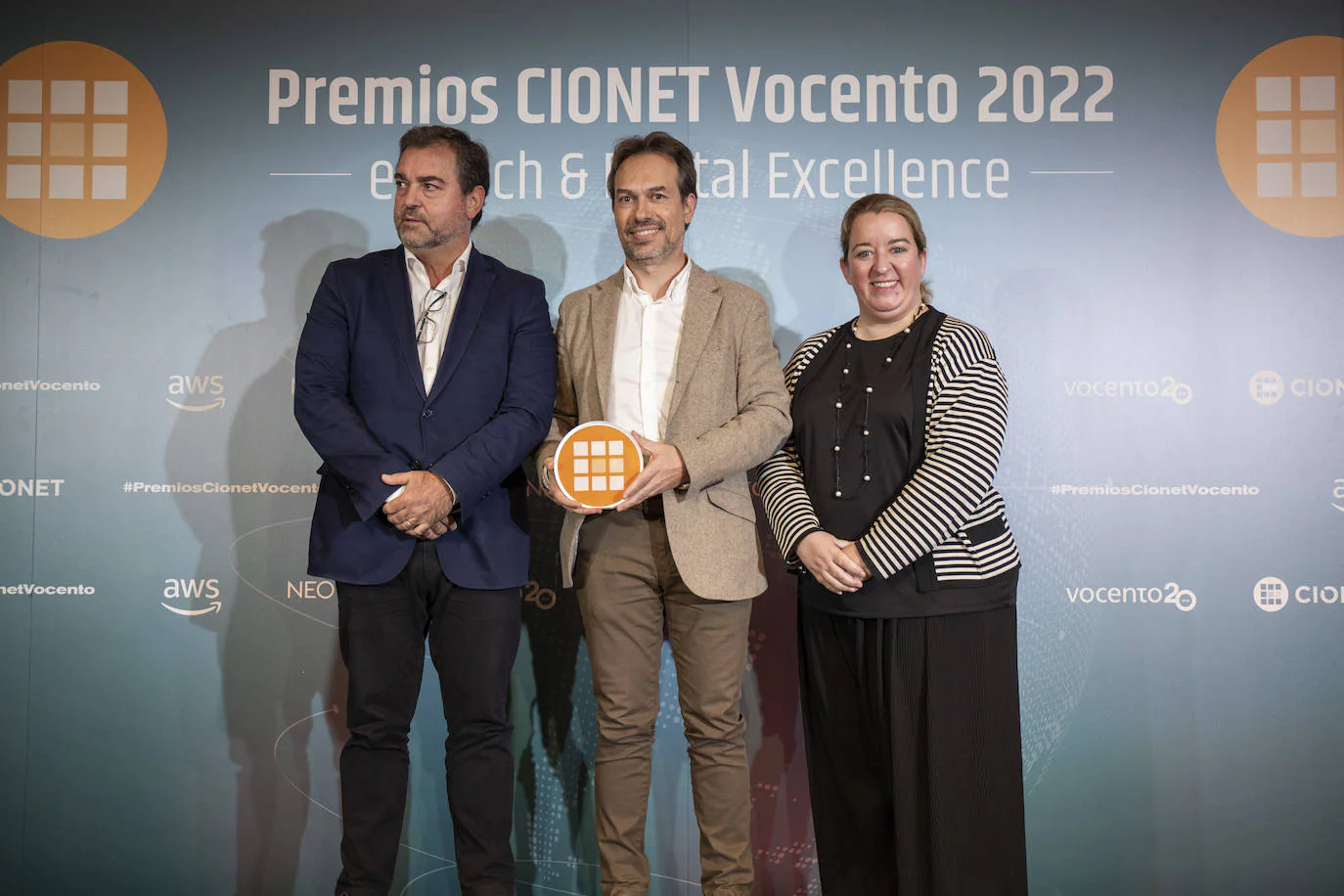 Ana de Fuentes Mazarío, Associate Director Entrepreneurship and Innovation Center del IESE, entregó el premio de Impacto Social a Albert Almajano CIO de B. Braun-