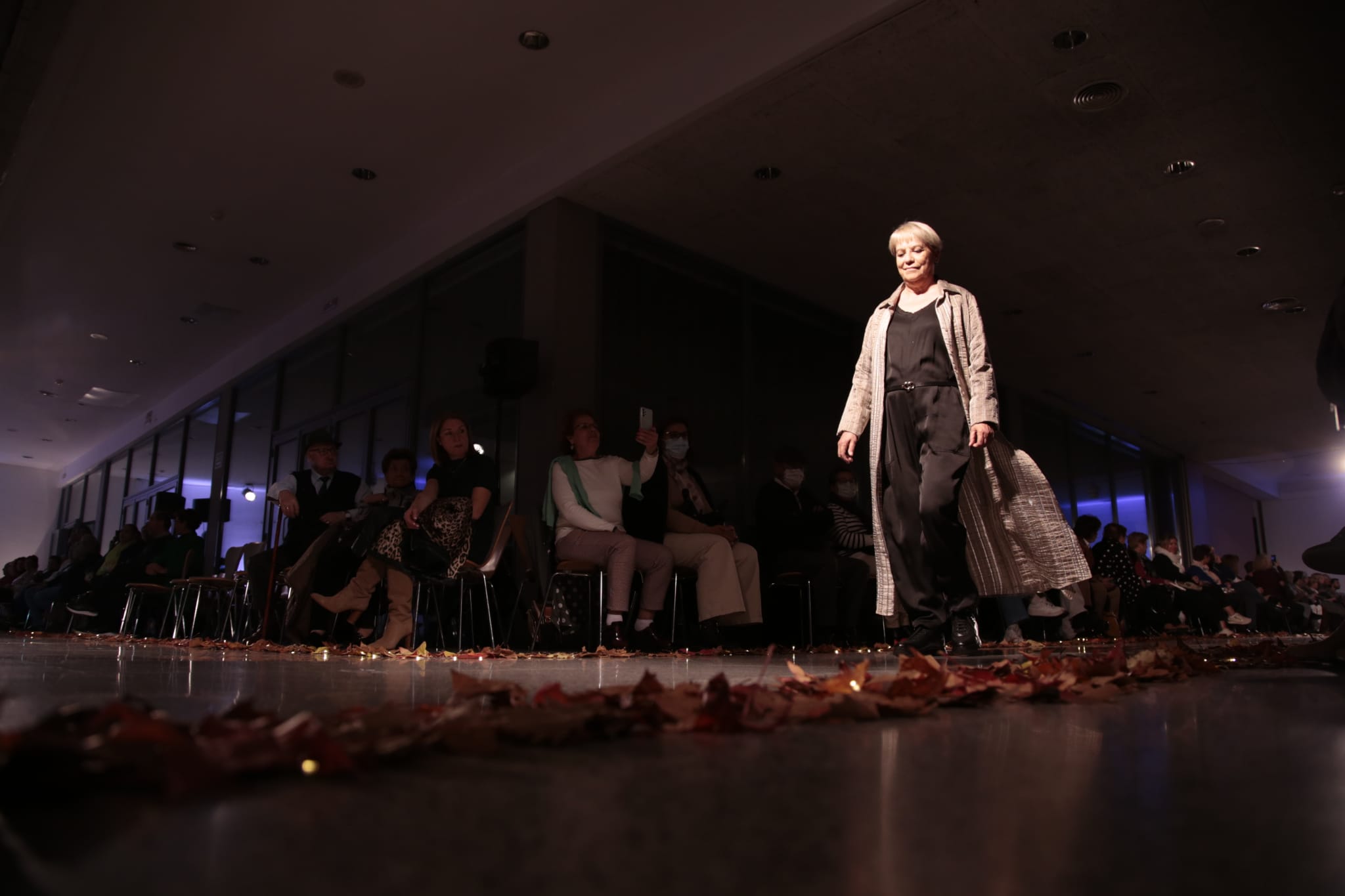 Fotos: Un desfile intergeneracional visibiliza la moda de segunda mano