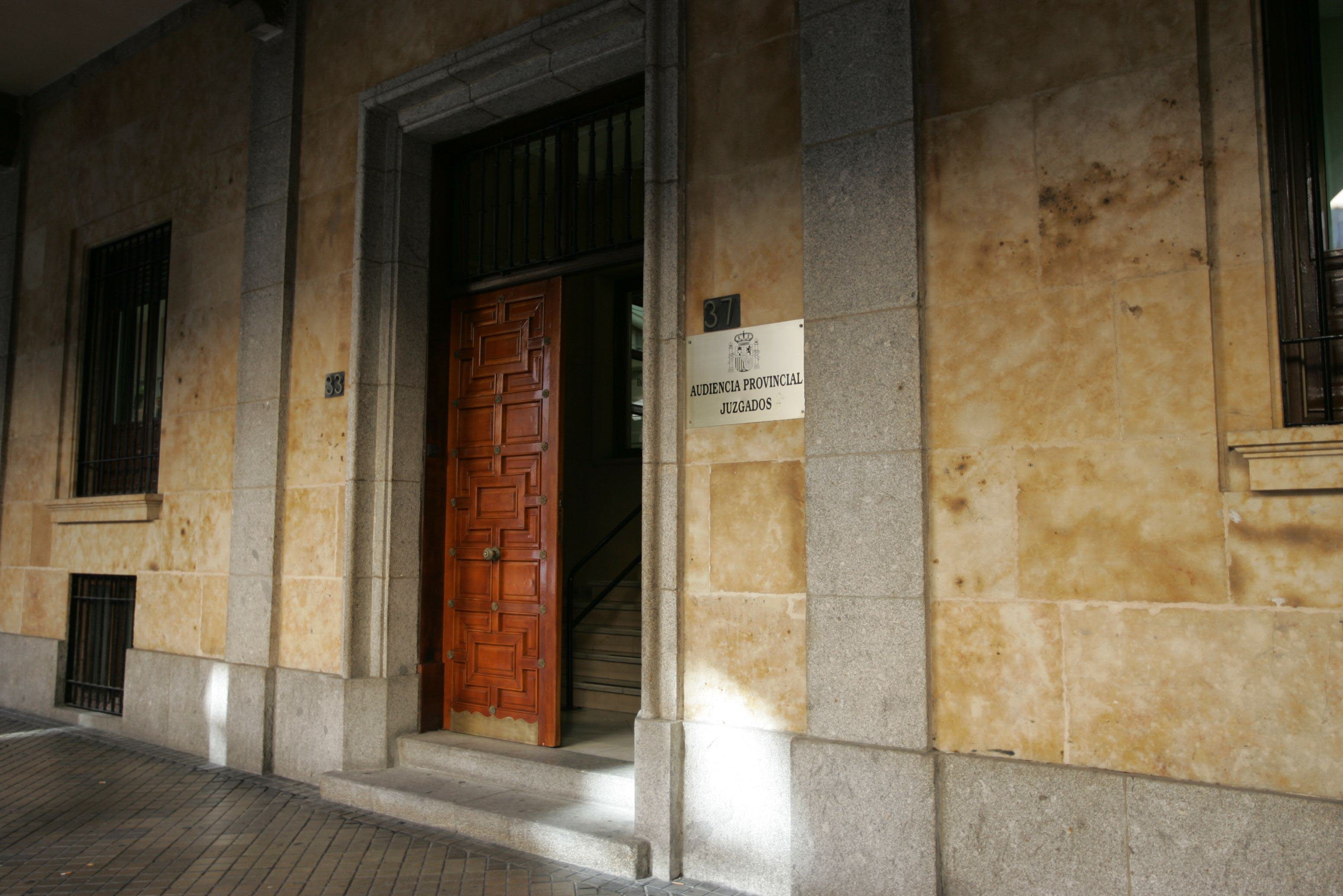 Puerta de entrada a la Audiencia Provincial de Salamanca. 