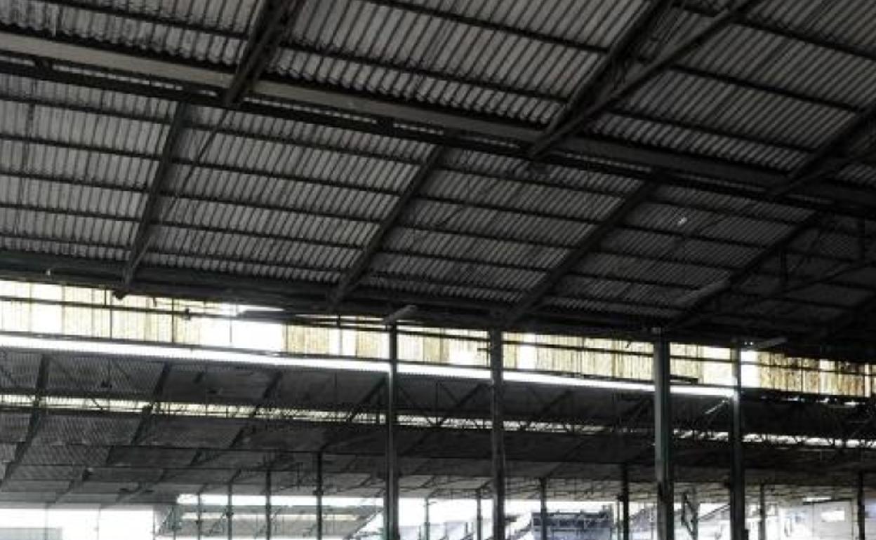 Nave industrial con placas con amianto en el tejado.
