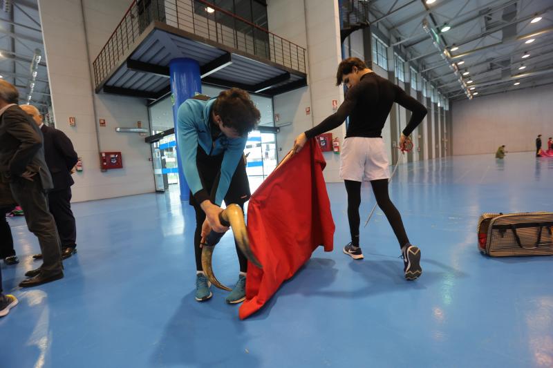 Dos alumnos de la escuela, durante una prácitca.