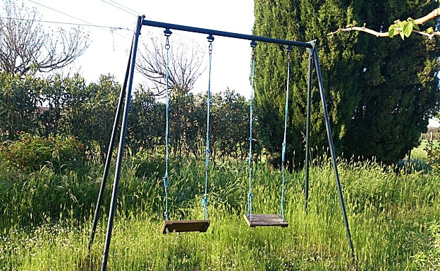 Imagen principal - Fotografías realizadas por víctimas de abuso infantil, incluidas en el proyecto 'Material sensible'