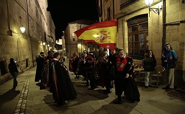 Una de las tunas, junto a la Clerecía