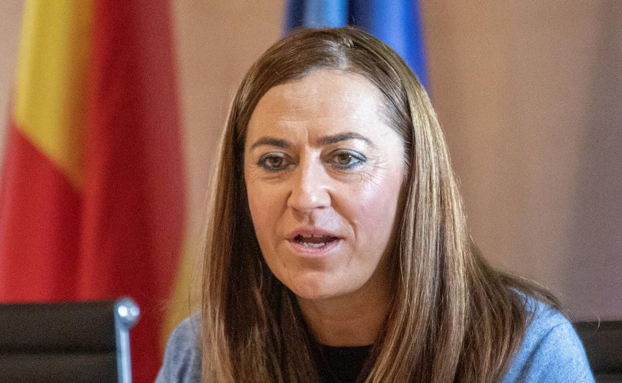 Virginia Barcones, delegada del Gobierno de España en Castilla y León, en su reunión con alcades en Salamanca.