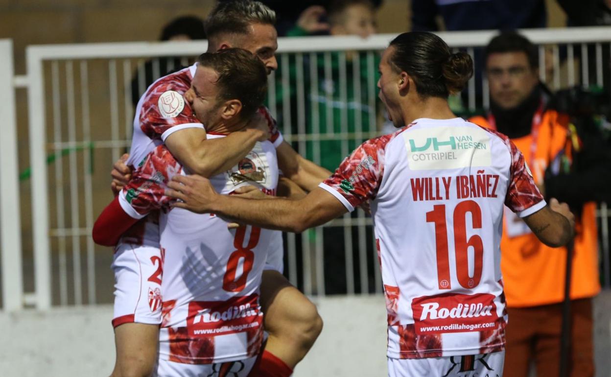 Los jugadores del CD Guijuelo celebran un gol al Dépor. 