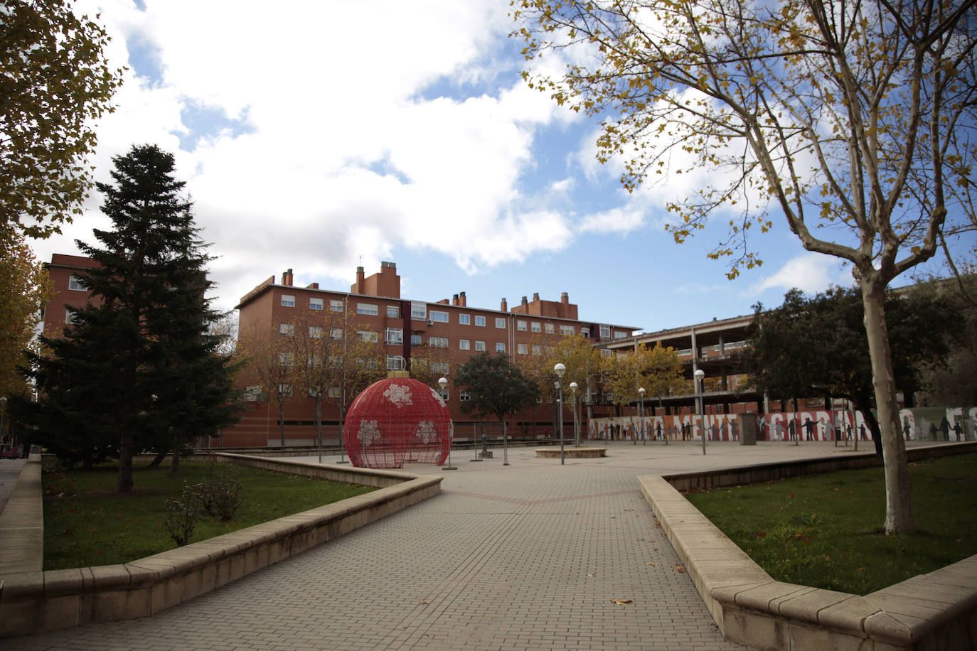 La plaza del barrio, adornada para navidad.