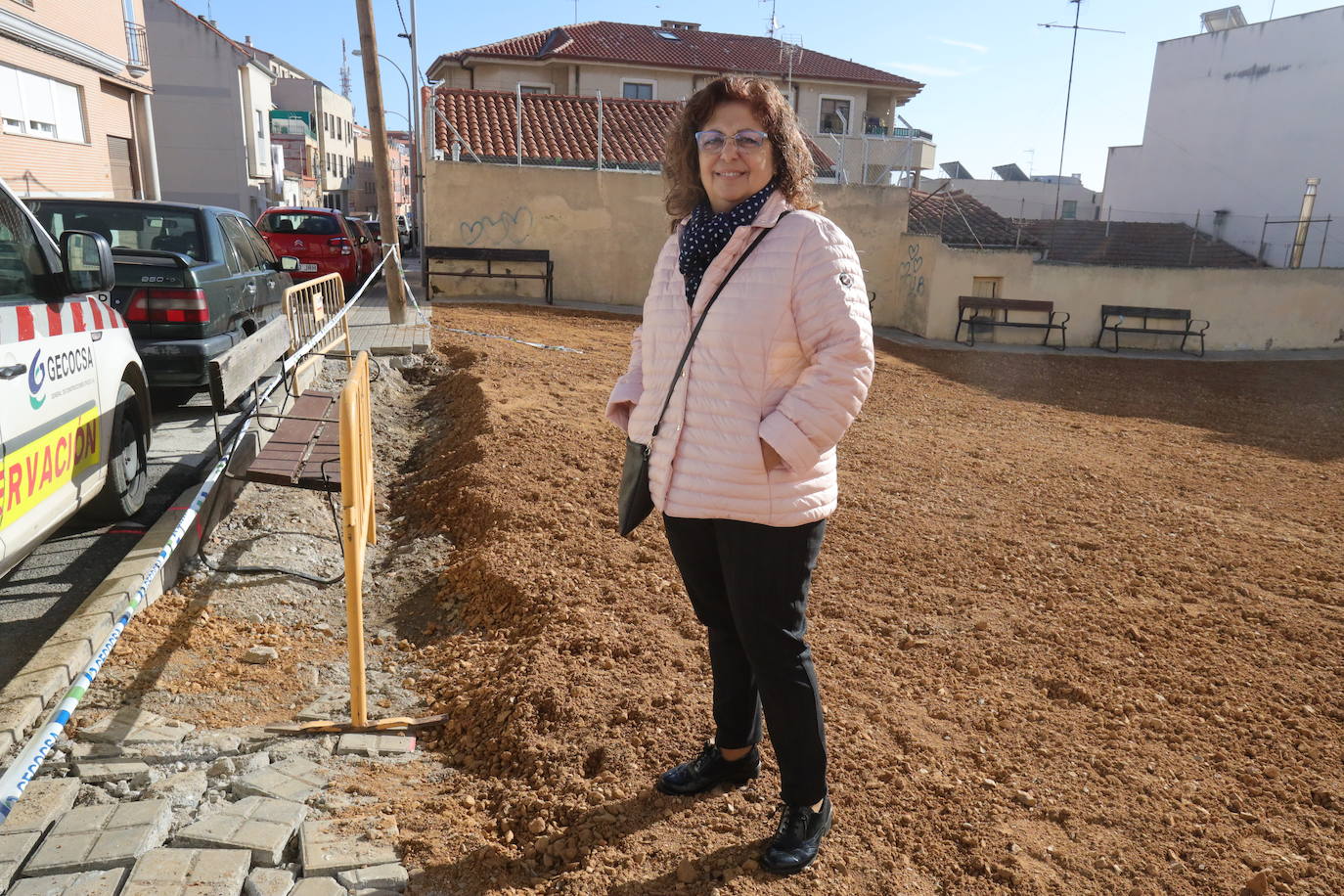 La presidenta de MUNIBAR, Isadora Herrero, en uno de los solares del barrio que se convertirá en aparcamiento.