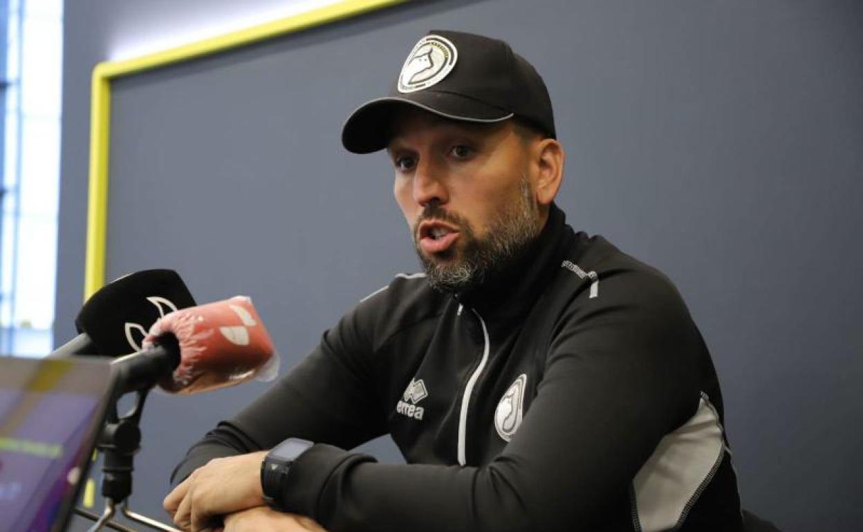 Hernán Pérez, durante su etapa al frente de Unionistas. 