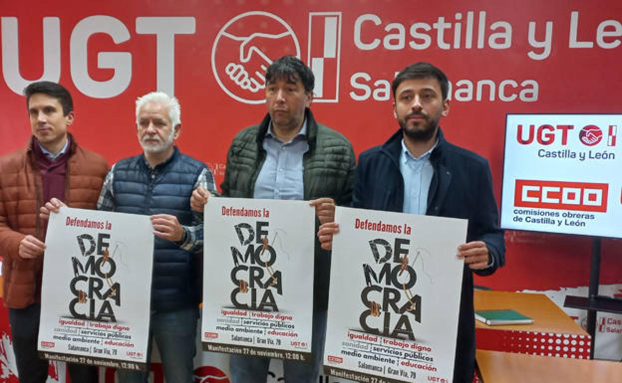 Representantes de CCOOy UGT, tras presentar la convocatoria de manifestación. 