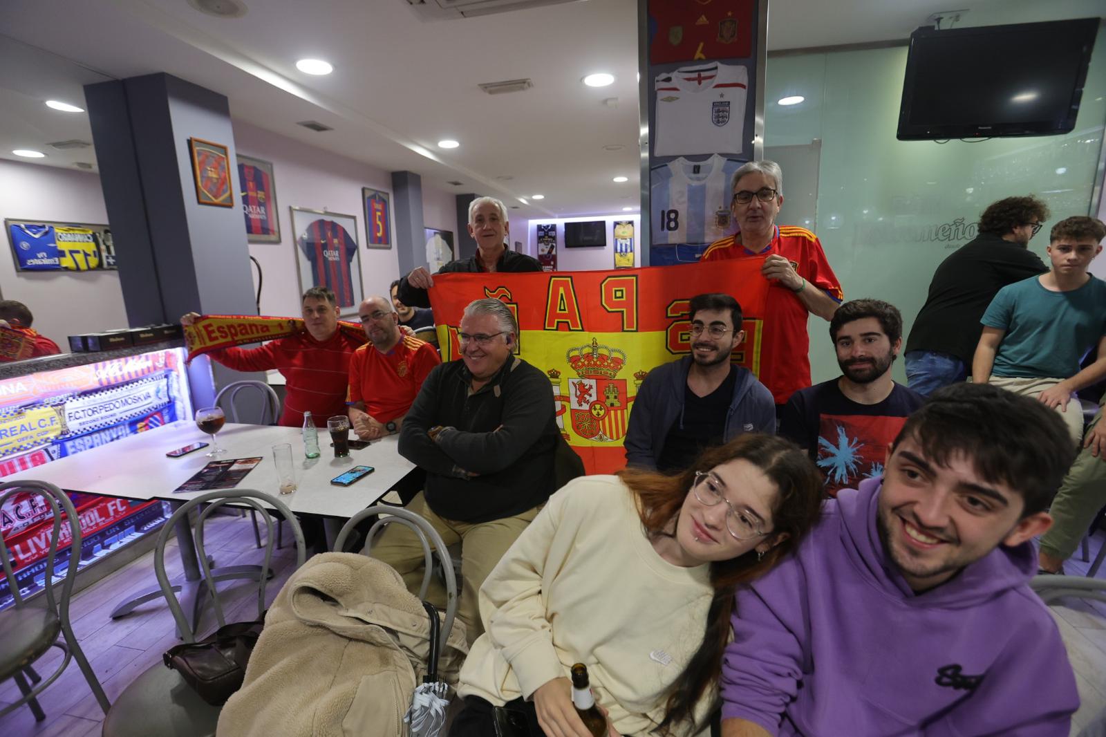 Aficionados en un bar de la capital salmantina.