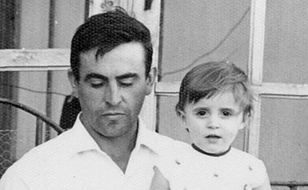 Antonia del Brío, con su padre. 