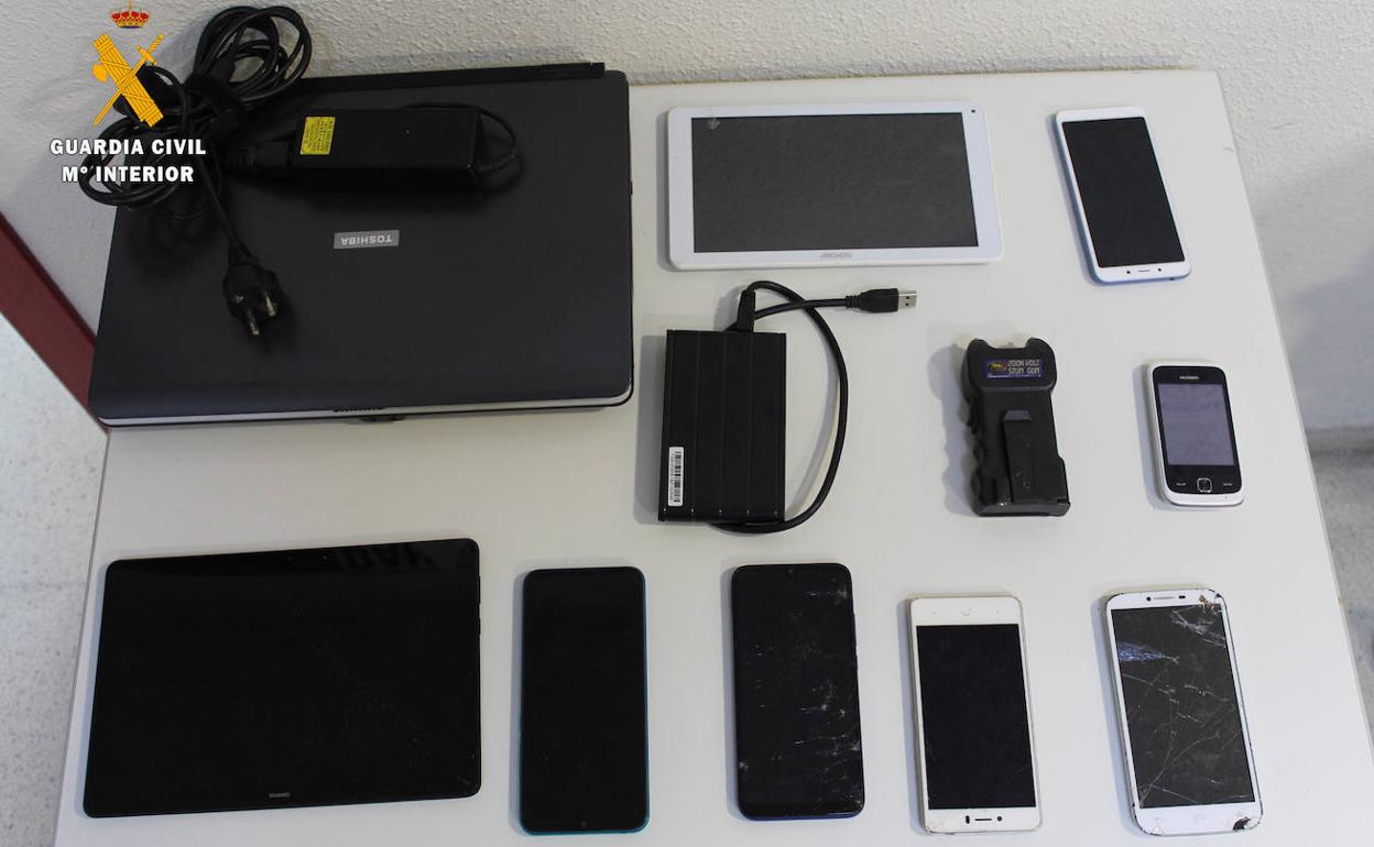 Dispositivos electrónicos incautados por la Guardia Civil de Salamanca. 
