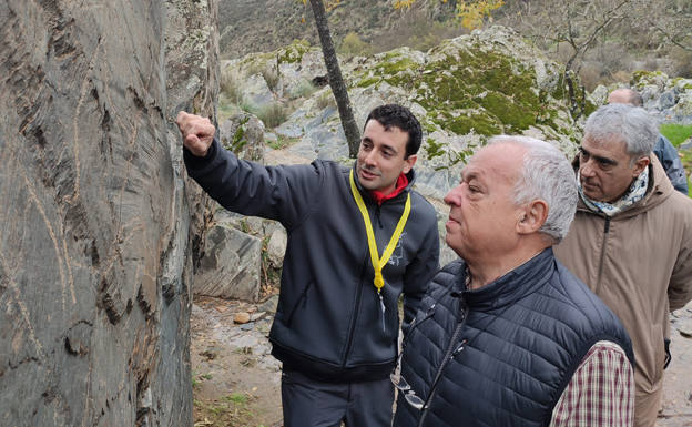 El consejero de Cultura, Turismo y Deporte de Castilla y León, Gonzalo Santonja, en su visita al Yacimiento Rupestre de Siega Verde. 