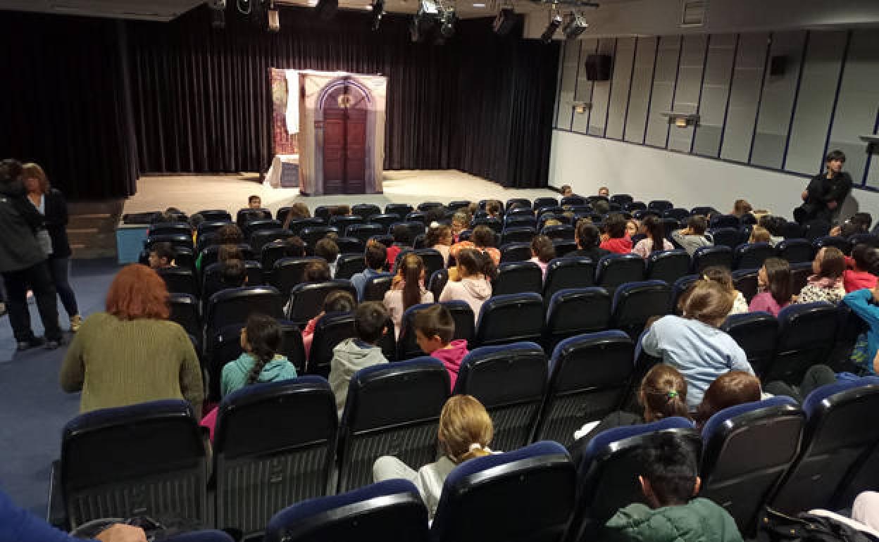 Los niños a la espera de la representación. 