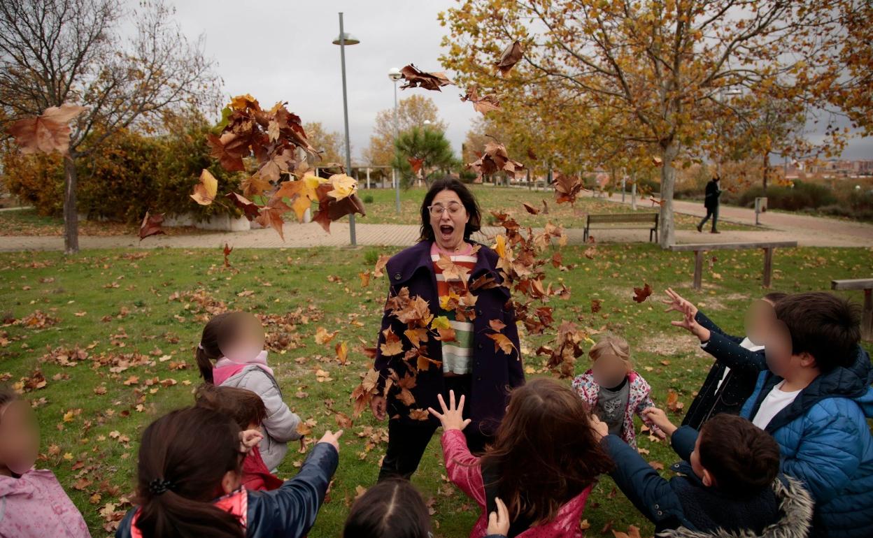 Los participantes en Tribu Otea juegan con la presidenta de la asociación vecinal Huerta Otea, Elena Rodríguez. 