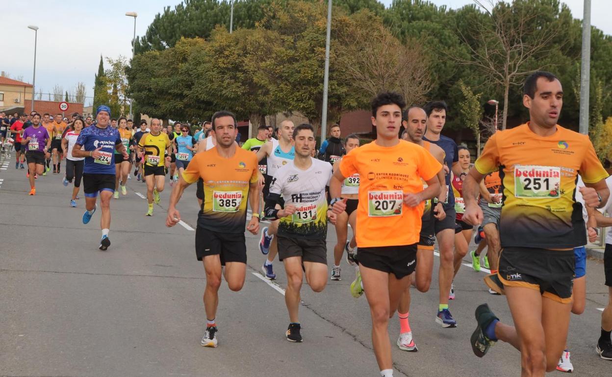 Algunos partipantes corriendo la San Silvestre Universitaria UPSA. 