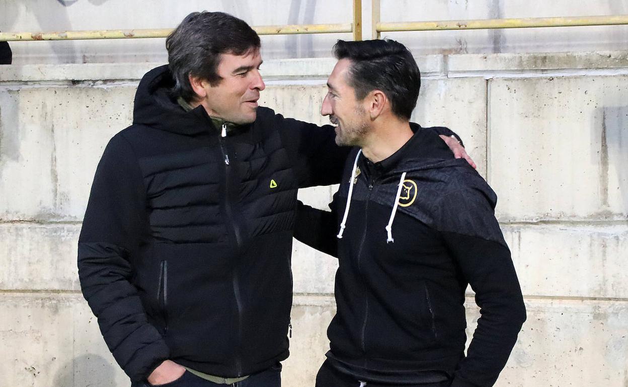 Raúl Casañ saludando al técnico de la Cultural Leonesa, Eduardo Docampo.