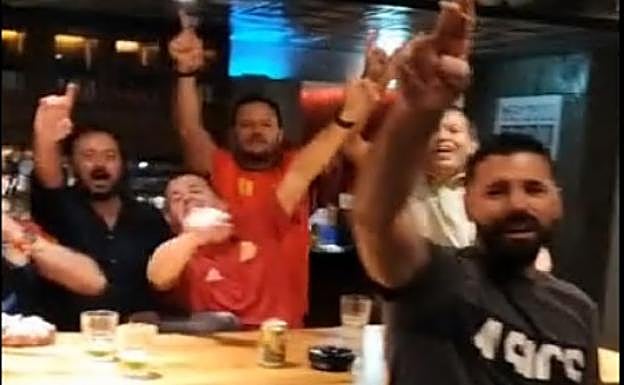 Varios peñistas de Marea Roja, en la previa del España-Alemania. 