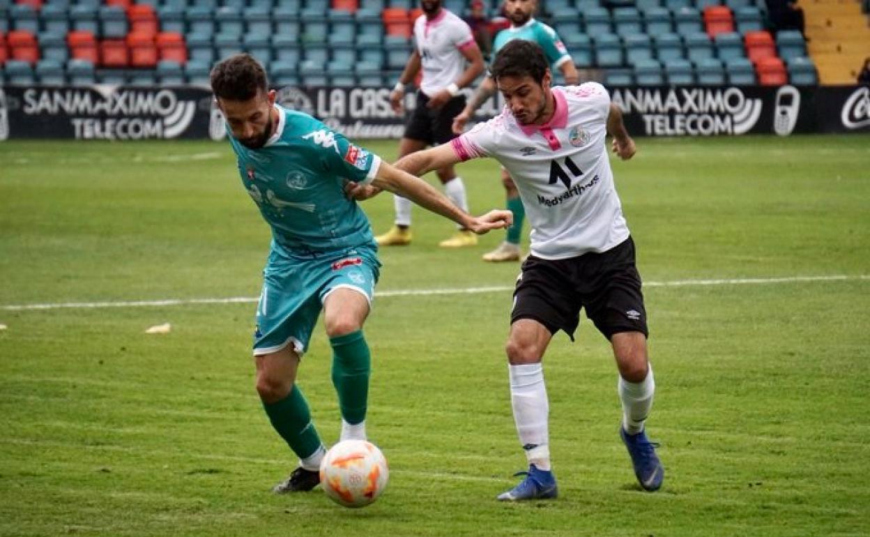 Alvarito pelea por un balón ante un jugador del Astorga 