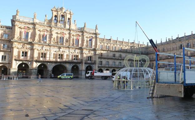 La Plaza Mayor acoge ya los adornos navideños, pero se retirarán para la Nochevieja Universitaria