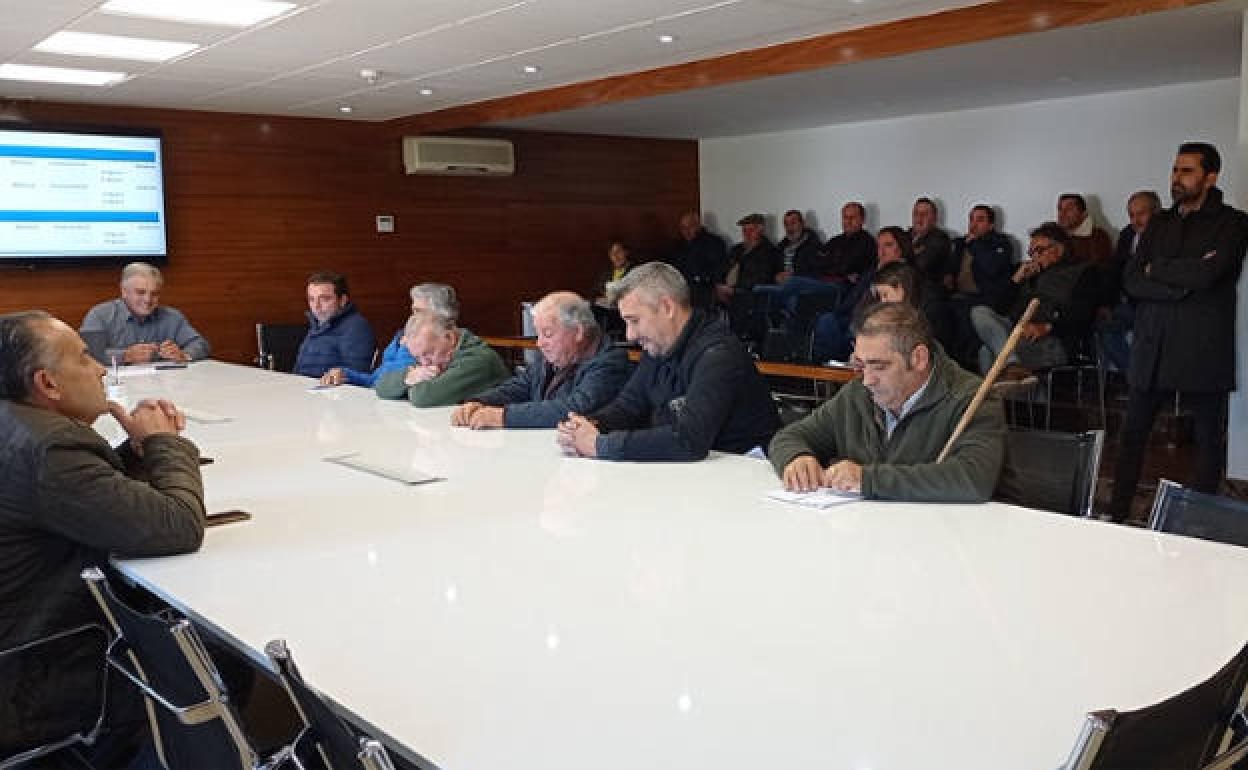 Reunión del presidente de la Confederación CEOE CEPYME Salamanca, Diego García, con miembros de ASTRACE. 