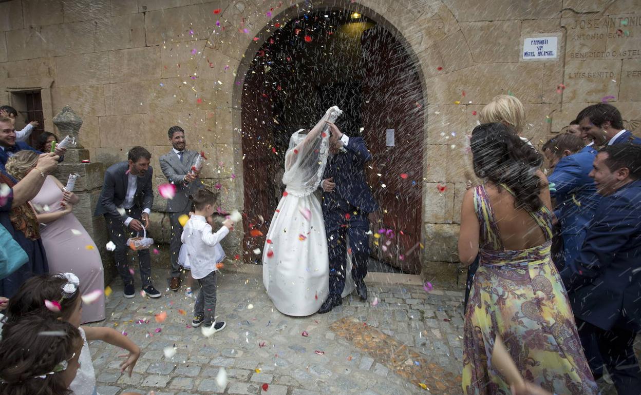 Los novios salen de una iglesia salmantina tras la celebración de la boda. 