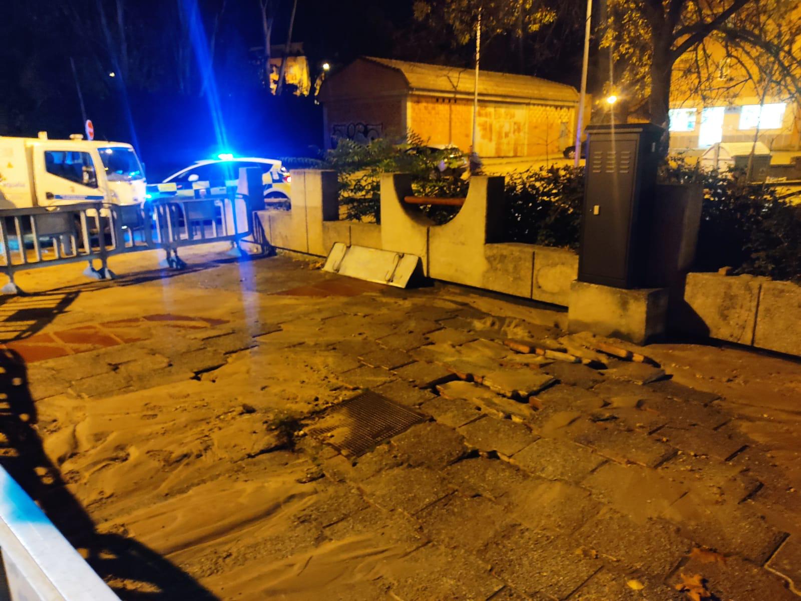 Reventón de tuberías en la avenida Juan Pablo II. 