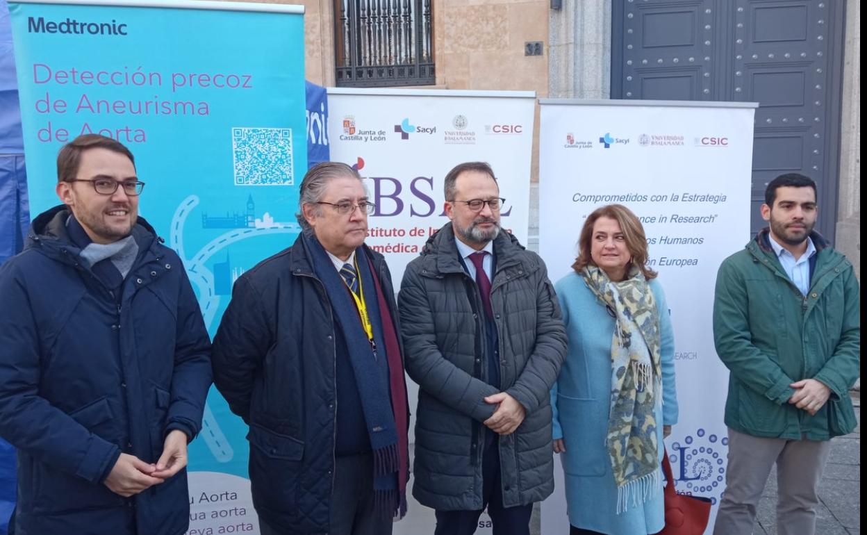 Responsables municipales junto a los promotores de la iniciativa.