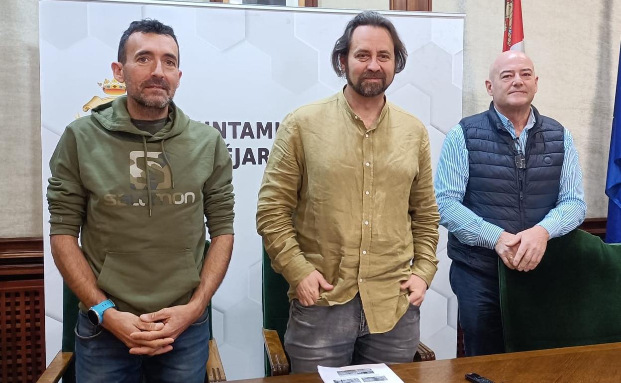 El alcalde de Béjar, Antonio Cámara, el concejal de Turismo, Javier Garrido y el asesor del Plan de Fomento, Miguel Heras.