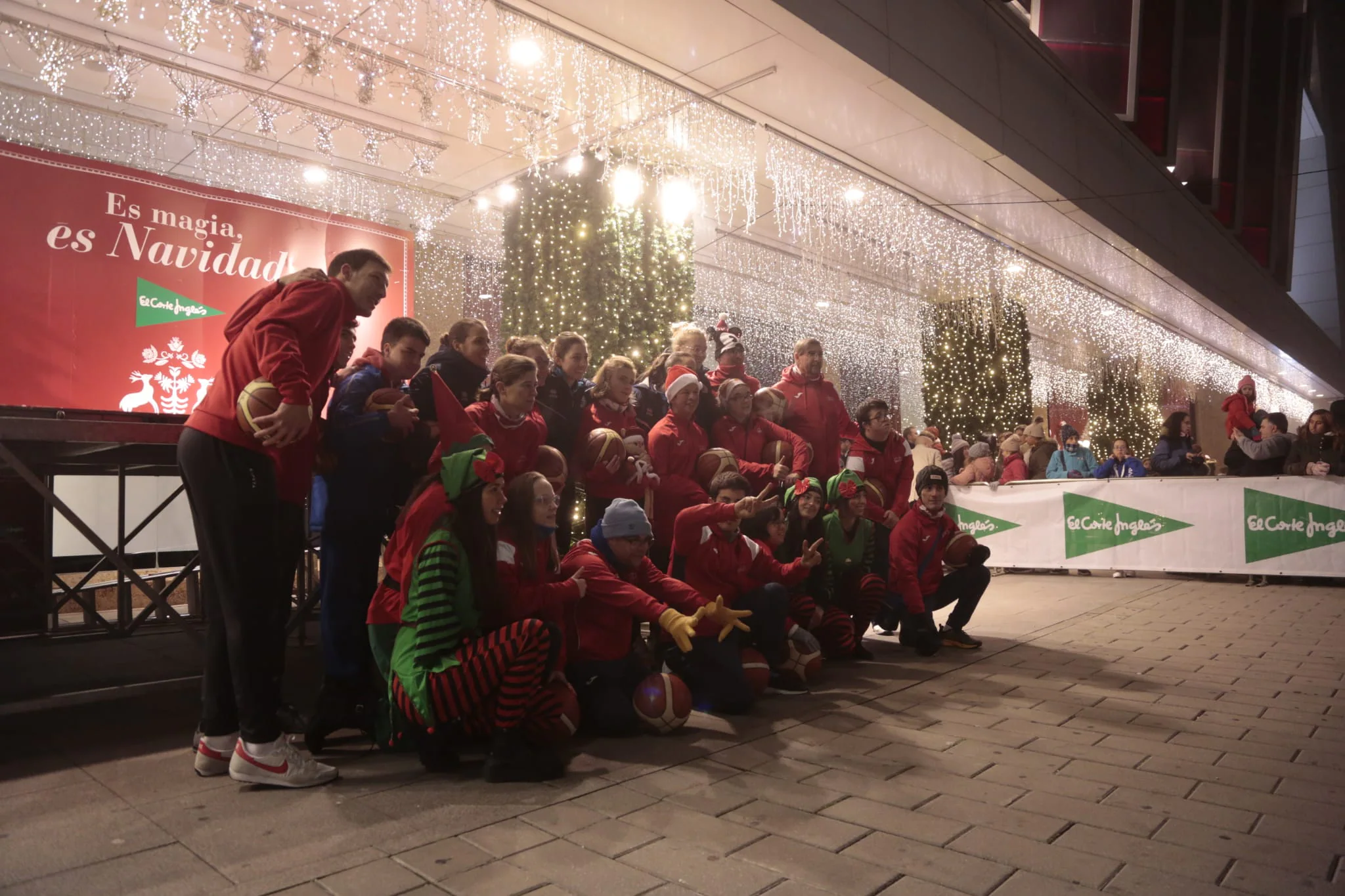 Fotos: Avenida y AVIVA dan el pistoletazo de salida a la iluminación navideña de El Corte Inglés