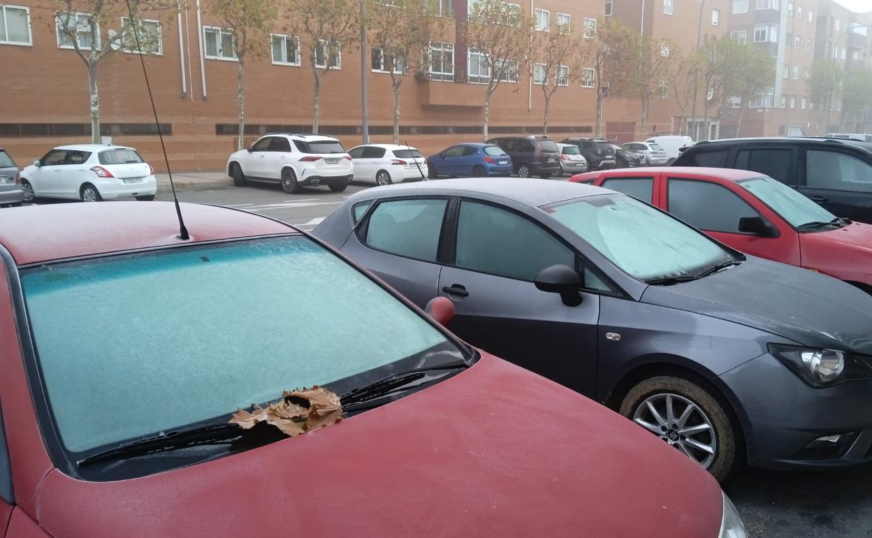 Coches aparcados en un barrio salmantino.