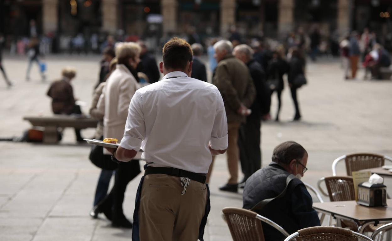 Un camarero en la Plaza Mayor, en una imagen de archivo 