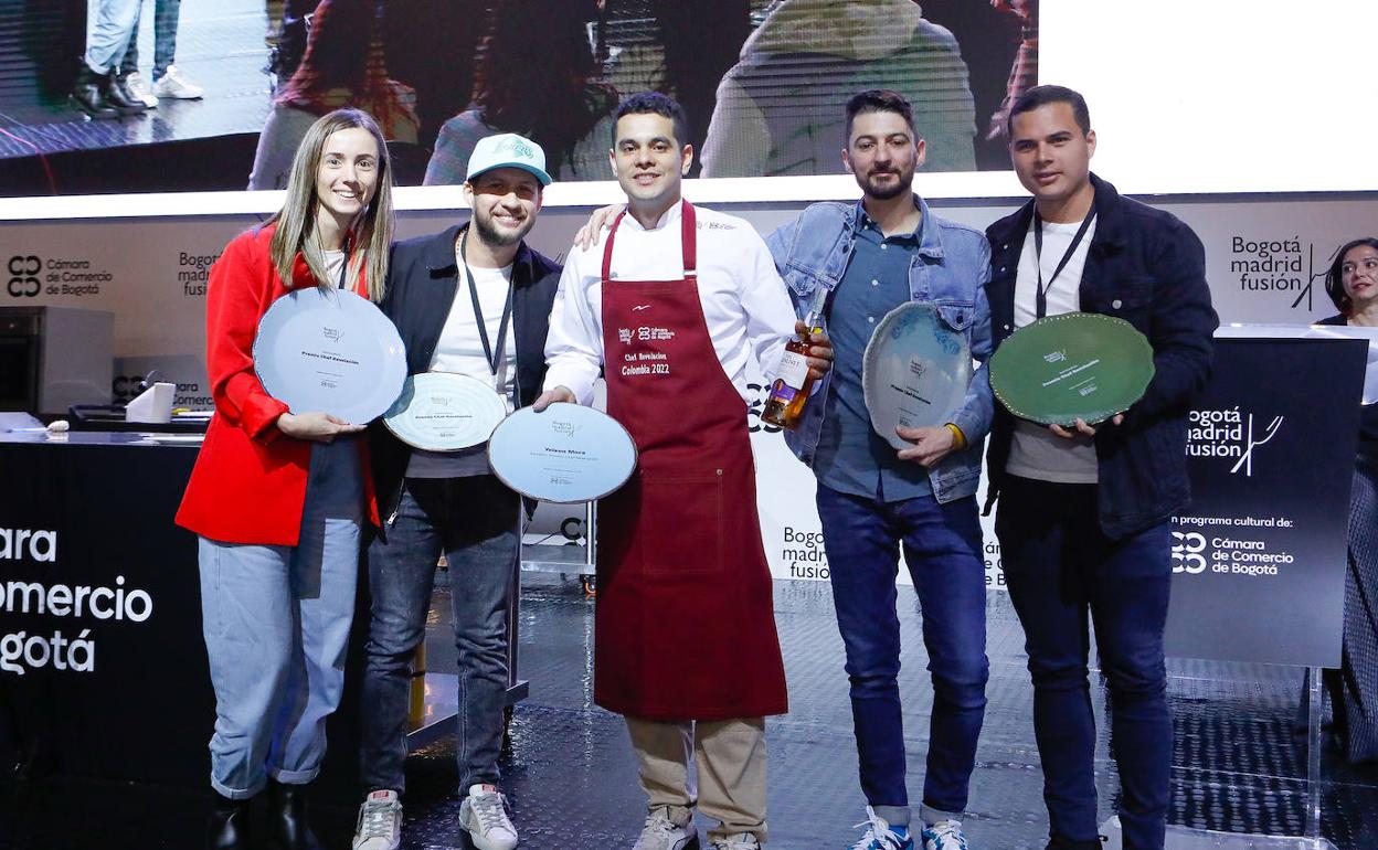 Yeison Mora (centro) cocinero revelación de Bogotá Madrid Fusión rodeado por el resto de finalistas. 