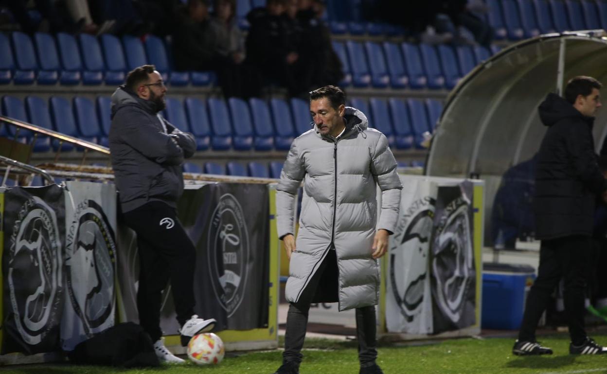 El entrenador de Unionistas de Salamanca, Raúl Casañ, durante el partido ante el Badajoz 