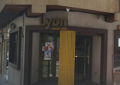 Imagen secundaria 1 - El barrio del Oeste dice adiós a Chori, el buen hombre que creó el bar Lyon