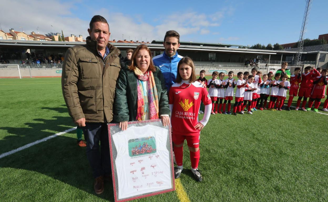 Los padres y la hermana de Ina posan junto a la camiseta firmada