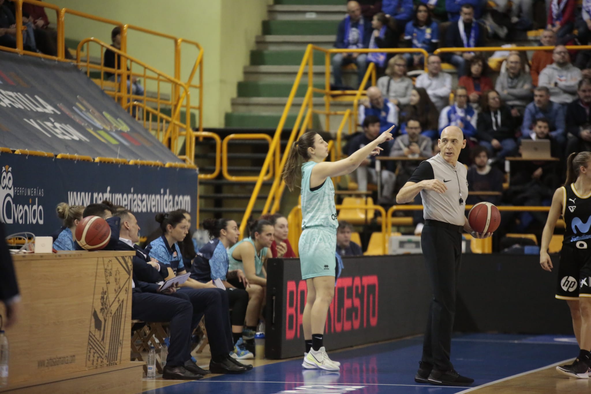 Fotos: Arrolador triunfo de Avenida ante Estudiantes