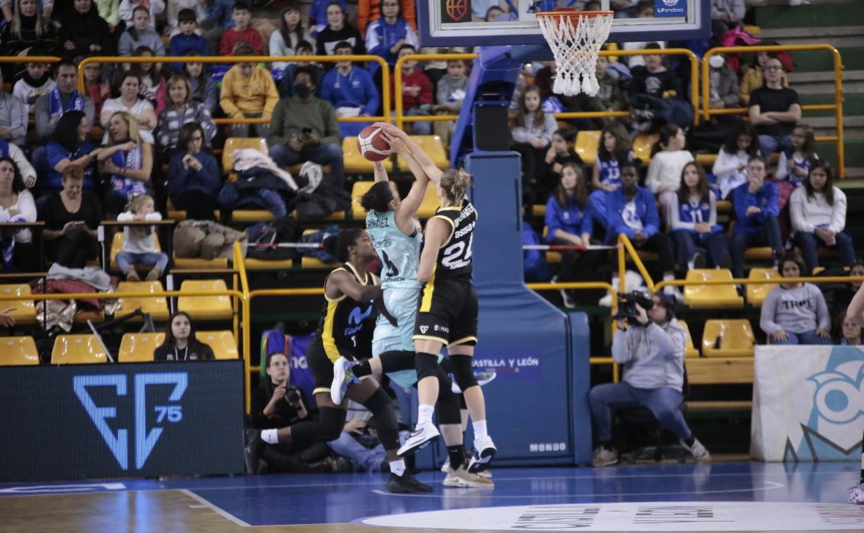 Silvia Domínguez volvió tras su ausencia en el partido del jueves 